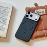 La nouvelle coque de téléphone magnétique de protection d'objectif avec texture en fibre de carbone antidérapante et compatible avec la charge sans fil est adaptée aux iPhone 14-17 Pro Max
