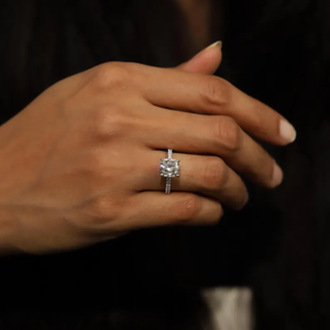 แหวนหมั้นเพชรทรงคุชชั่นคัท 2-4 กะรัต เพชรเลี้ยงในห้องปฏิบัติการ พร้อมใบรับรอง IGI ตัวเรือนทองคำแท้ ประดับเพชรเม็ดเดี่ยว ดีไซน์แบบฮาล์ฟอีเทอร์นิตี้ - Product Image 5