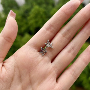 Orecchini a perno minimalisti a forma di gru origami da donna, gioielli lisci ed eleganti per l'orecchio - Product Image 3