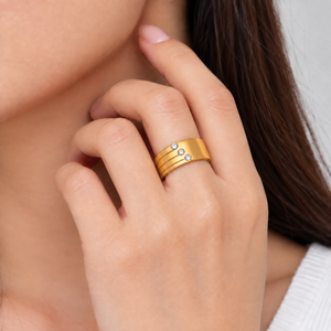 แหวนสแตนเลสสตีลสีทองประดับเพชรซิร์คอน ชุบทอง 14K แบบสุญญากาศ ลายเส้นสามเส้น วงกว้างแบบติดแน่น - Product Image 3