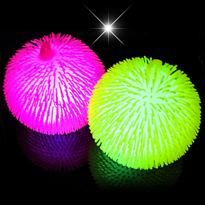 Balle gonflable géante personnalisée de 7 pouces en forme de boule poilue, fabriquée en caoutchouc et plastique durable avec LED lumineuses - Product Image 4