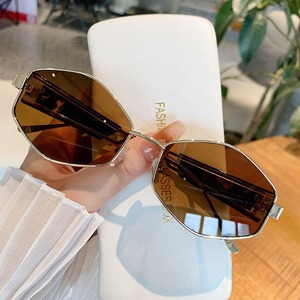 Gafas de Sol Rectangulares Miumiu Fashion UV400 con Montura Completa, Protección Solar para Mujer - Product Image 3