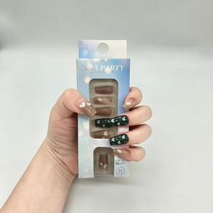 <span class=keywords><strong>เล็บ</strong></span>ปลอม<span class=keywords><strong>ลาย</strong></span>หัวใจสำหรับฤดูใบไม้ร่วงและฤดูหนาว ชุด 24 ชิ้น สีน้ำตาล/<span class=keywords><strong>เขียว</strong></span>เข้ม วัสดุ ABS รูปทรงสี่เหลี่ยมขนาดกลาง สติ๊กเกอร์ติดเล็บแบบธรรมชาติ - Product Image 1