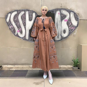 Vente en gros de nouvelles robes musulmanes à manches lanternes avec broderie lourde pour femmes - Product Image 3