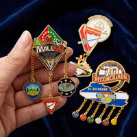Pins de revers personnalisés en alliage de zinc moulé sous pression, émail dur, plaqué or, relief 3D, pour club de vente en gros