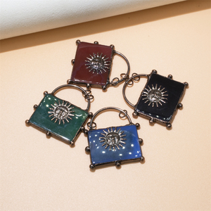 Chữa Bệnh Pha Lê Cổ Bằng Đồng Mạ Mặt Trời Quyến Rũ Hàn <span class=keywords><strong>Agate</strong></span> Mặt Dây Chuyền Tự Nhiên Màu Đỏ Màu Xanh Đá Hình Chữ Nhật Hình Dạng Túi Tay Mặt Dây Chuyền - Product Image 1