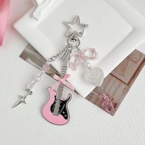 Pendentif de sac en forme de <span class=keywords><strong>violon</strong></span> rose fait main avec perles, accessoire simple et mignon, pendentif de sac en forme d'ours rose, porte-clés - Product Image 3