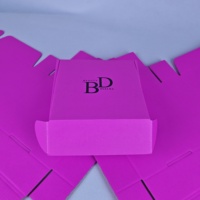 Boîtes en carton ondulé coloré, lamination mate, doublure en éponge, extra résistantes à la pression, matériaux recyclés, personnalisables