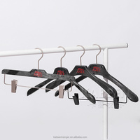 Cintres de luxe en résine plastique pour costumes homme avec pinces, support pour pantalons, logo personnalisé pour magasin de vêtements, salle d'exposition, hôtel
