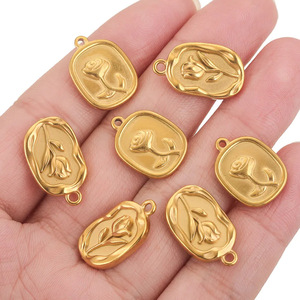 จี้ห้อยคอรูปดอกกุหลาบวินเทจลายนูน |   สแตนเลสสตีลเคลือบทอง 18K PVD สำหรับทำเครื่องประดับ |   กันน้ำ ป้องกันการแพ้ และไม่ซีดจาง - Product Image 4