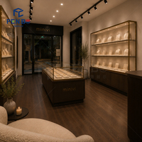 Vitrine de présentation de bijoux de luxe en bois foncé avec finition dorée, éclairée par LED, en verre trempé, pour boutique de bijoux et vente au détail