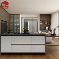 Meubles de cuisine modernes et élégants en stratifié imitation bois, avec rangement intelligent pour la rénovation et un garde-manger en verre