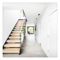 Gerade Treppe mit Stufen aus Amerikanischer Weißeiche, Innentreppe mit Holzstufen, Glasgeländer-Treppe