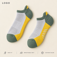 Chaussettes de course blanches, jaunes et vertes respirantes avec maille ventilée, gestion de l'humidité, maintien du talon et amorti ciblé pour les orteils plats