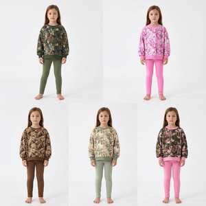 Conjunto de ropa de yoga para niñas con estampado de camuflaje de árboles, top de manga larga y leggings lisos - Product Image 2