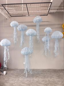 Décoration suspendue en organza de soie en forme de méduse pour événements intérieurs et extérieurs, design détachable - Product Image 5
