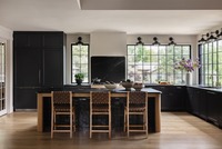 Vermonhouzz Armoires de cuisine noires personnalisées avec vitrines et rangement à vin intégré pour cuisine commerciale