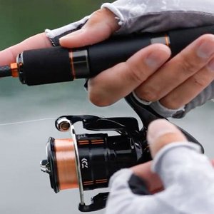รอกสปินนิ่ง Daiwa 25 New Iprimi ตัวเรือนคาร์บอนไฟเบอร์ รุ่น 1000S 2000S สำหรับมือขวา เหมาะสำหรับตกปลาแบบสตรีม - Product Image 2