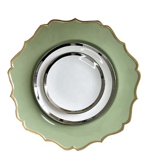 Assiettes de chargeur en plastique, décorations et événements de fête de mariage irrégulières, en vert et blanc, <span class=keywords><strong>bord</strong></span> doré, 13 pouces - Product Image 1