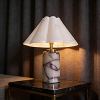 Lampe de table moderne en marbre, lampe de bureau de luxe en pierre avec abat-jour en tissu plissé pour chambre à coucher et salon