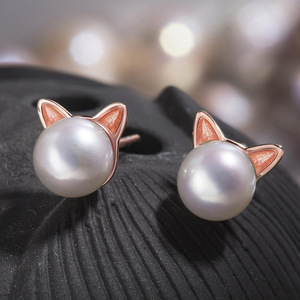 Simpatici orecchini a forma di orecchio di gatto con perle finte bianche placcate in oro rosa per l'uso quotidiano da donna - Product Image 1