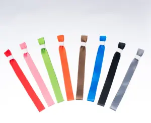 Oem Groothandel Blanco Kleur Ontwerp Evenement Promotie Geweven Polyester Armband Stof Polsband Met Custom Plastic Slot