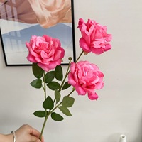 Großhandel Seiden-Kunstblumen 3-Köpfige Rosen Benutzerdefinierte Farbe Rot Weiß Samt-Rosenstrauß für Hochzeit Weihnachten Event-Dekoration