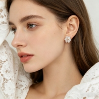 Boucles d'oreilles pour femmes en gros, personnalisées, plaquées or, avec aiguille en argent S925, clous fins, motif fleur, perles et zircone cubique