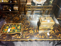 Table à manger rectangulaire Yips LD-1203-0228 en bois massif style vintage avec 6 places, motif floral peint à la main