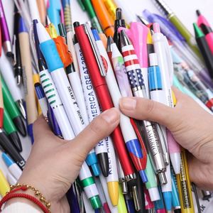 Stylo bille en plastique imprimé personnalisé avec logo de marque pour promotion, format original, papeterie bon marché en gros - Product Image 2