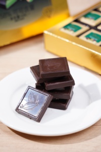 Chocolat noir amer premium à la <span class=keywords><strong>pistache</strong></span>, garni <span class=keywords><strong>de</strong></span> copeaux <span class=keywords><strong>de</strong></span> noix et <span class=keywords><strong>de</strong></span> <span class=keywords><strong>sirop</strong></span>, prêt à consommer, 60g KENLAIFU - Product Image 4
