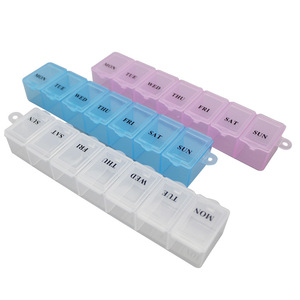 Pastillero portátil de 7 compartimentos con tapas abatibles para almacenamiento diario de medicamentos y uso en viajes en colores blanco, violeta y azul claro - Product Image 4