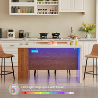 Îlot de cuisine moderne avec comptoir en marbre blanc, étagères ouvertes en bois foncé, table de cuisine minimaliste avec éclairage LED RGB