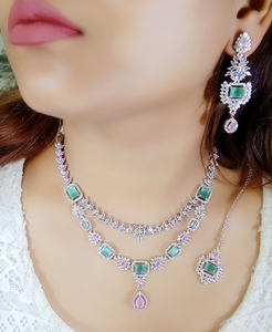 Joyería de diamantes americanos con pendientes Maang Tikka Ropa de fiesta de Boda nupcial India para compromiso hecha de latón - Product Image 1