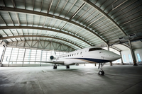 Hangar d'avion préfabriqué moderne en structure acier, conforme AISC, avec système de treillis, conception personnalisée pour l'aviation et le stockage en entrepôt