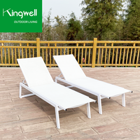 Chaise longue d'extérieur portable moderne en aluminium, acier et maille de bois Meubles de patio empilables pour hôtels piscines au bord de la piscine