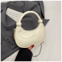 2025 tendance sacs à main pour filles nouveau Design en cuir verni femmes Hobo sacs mode été femmes sac à bandoulière avec chaîne