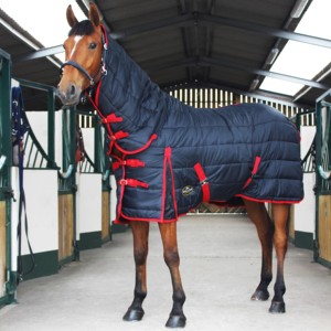 Couverture d'hiver pour cheval en velours polycoton de luxe personnalisée, imperméable, avec doublure en polyester doux pour utilisation en écurie - Product Image 2