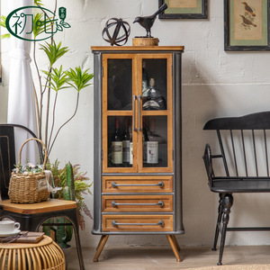 Vitrina de Estilo Americano de Madera Maciza Retro con Puertas Dobles de Vidrio y Cajones para Almacenamiento en la Sala de Estar - Product Image 1