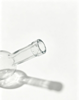 Bouteille en verre transparent pour spiritueux, personnalisable avec logo, très vendue, col long, bouchon en liège, finition mate/givrée, 500ml/700ml/750ml, vente en gros