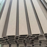 Panneau mural en PVC ignifuge imperméable à l'eau panneau à lamelles cannelées en composite plastique bois pour l'extérieur hôtel villa revêtement mur extérieur