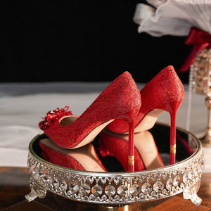 8777F-045 Zapatos de Tacón de Aguja con Punta Puntiaguda, Zapatos de Novia Rojos de Satén con Decoración Floral - Product Image 2