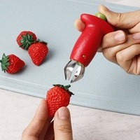 Groothandel handmatige plastic rode keukenhulpjes roestvrijstalen tomaten- en fruit snijder, ontpitter, blad- en steelverwijderaar, groente- en aardbeienverwerker