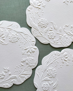 Marque-places <span class=keywords><strong>de</strong></span> table <span class=keywords><strong>de</strong></span> mariage personnalisés <span class=keywords><strong>de</strong></span> luxe en acrylique blanc, motif floral ivoire en relief 3D, avec numéros, <span class=keywords><strong>pour</strong></span> fêtes, banquets et douches nuptiales - Product Image 4