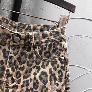 Ropa de calle para <span class=keywords><strong>mujer</strong></span> estampado de leopardo <span class=keywords><strong>roto</strong></span> nuevo verano 2025 versátil y adelgazante con piernas anchas pantalones cortos de mezclilla - Product Image 4