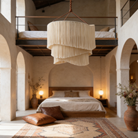 Décoration de plafond de mariage en macramé rouge avec fleurs artificielles, lustre à trois niveaux avec pompons pour la réception d'hôtel