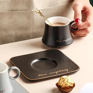 Tasse à café latte en céramique avec anse ronde et bord doré, design dernier cri, avec soucoupe carrée – Tasses et soucoupes à thé - Product Image 3