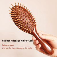Brosse de massage du cuir chevelu personnalisée OEM en bambou et bois de santal avec coussin d'air et picots espacés de 9 mm pour femmes aux cheveux épais, longs et bouclés