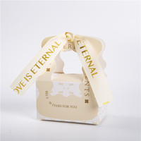 Vente en gros mini boîte-cadeau de faveur de mariage emballage en papier de chocolat de bonbons avec poignée en ruban revêtement UV dossiers imprimés pour les sucres