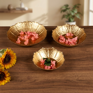 Assiettes de service irrégulières incrustées d'or, plats en métal faits à la main, décoration de fête glamour - Product Image 4